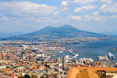 Город Неаполь, на заднем плане гора Везувии_Naples_in_the_background_Mount_Vesuvius