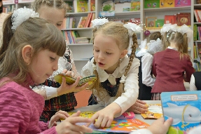 Дети в школе учат русский язык-children_learning_russian_at_school