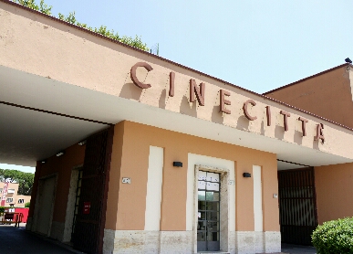  Итальянская киностудия Cinecittà в пригороде Рима-Italian film studios Cinecittà in the suburbs of Rome 