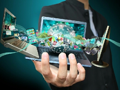 man_holding_phone_and_laptop_in_his_hand-мужчина держит телефон и ноутбук в руках