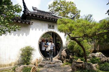 Лунные ворота в китайском саду-moon gate in chinese garden
