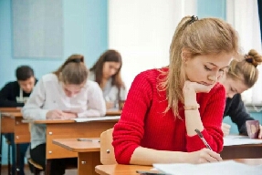 Студенты сдают экзамен в аудитории-students having an exam in the classroom