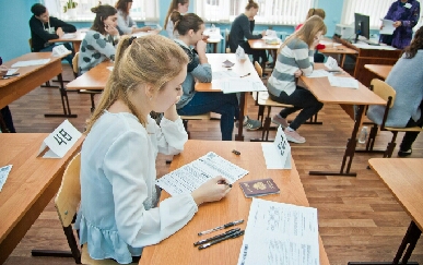 Студенты сдают экзамен в классе-students_taking_an_exam_in_the_classroom