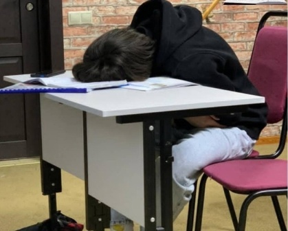 ученик лежит на парте и спит