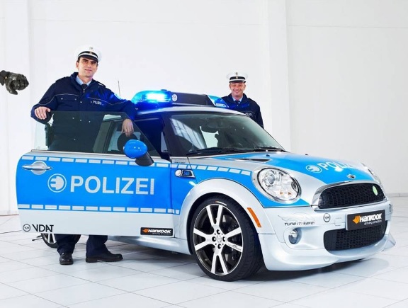 Polizeiwagen Mit Polizisten Deutschland