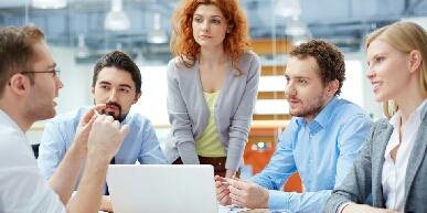 young_people_taking_about_business_in_front_of_a_harbour-молодые люди говорят о бизнесе перед гаванью