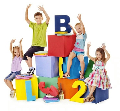 дети с алфавитом сидят над кубиками-children_with_alphabet_sitting_on_cubes