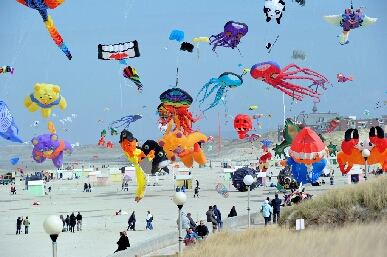 Разные воздушные змеи летают в воздухе в китае-people flying kites in china