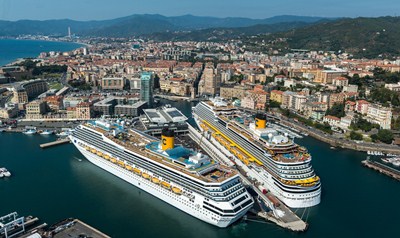 Круизы в порту Неаполя-two_cruise_ships_in_the_port_of_naples