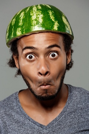 Expressao Idiomatica Portuguesa Colocar A Melancia Na Cabea Man With Watermelon On His Head With Funny Face