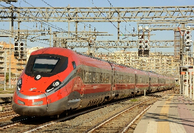 Скоростной поезд "Красная Стрелка в Италии-À Freccia_Rossa express train